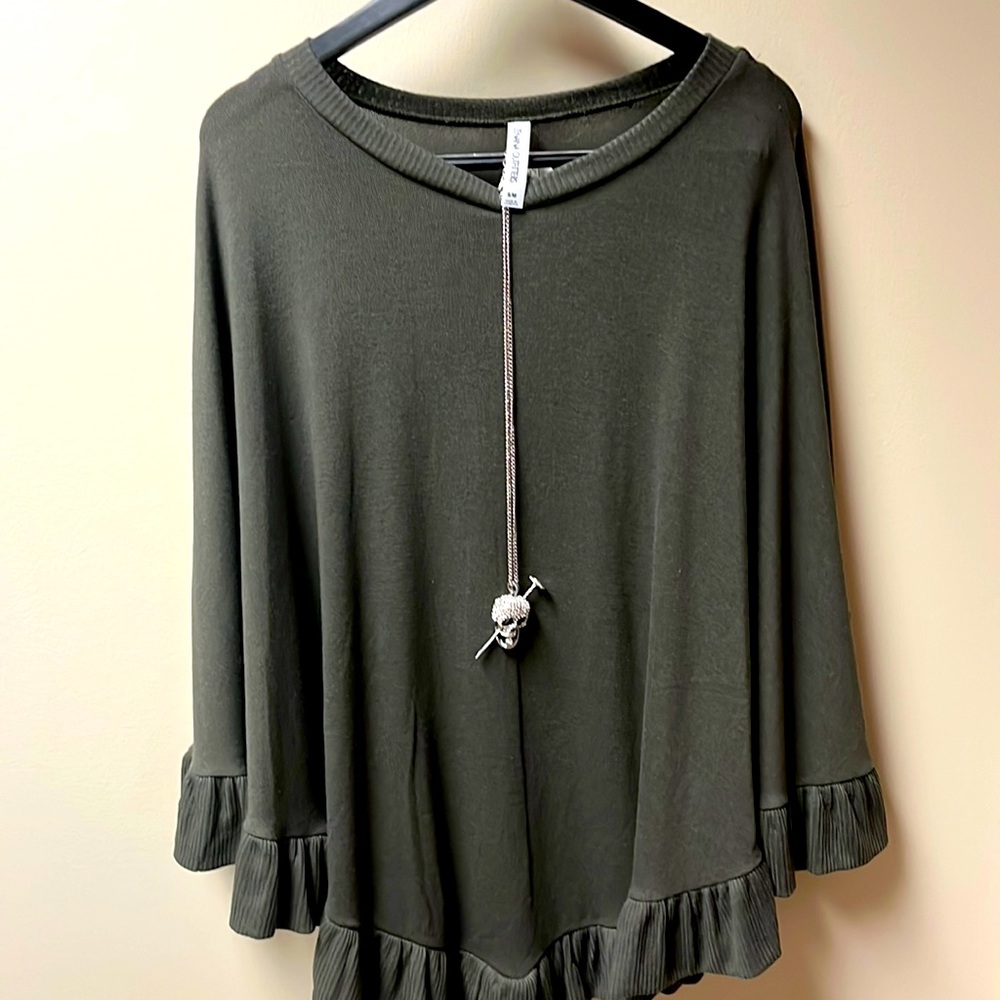 Rhinestone skull necklace long but adjustable!